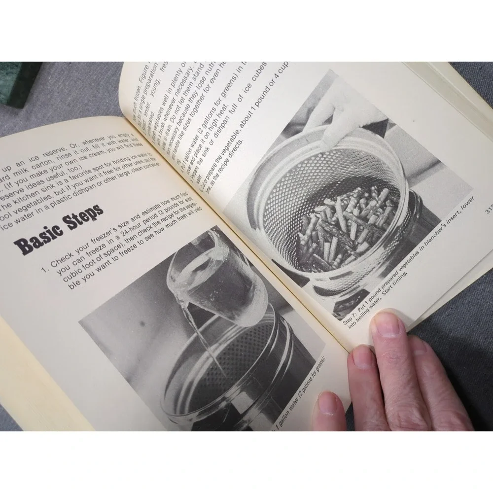 1976 The‎ Food Preserver Consumer Guide Blue Ribbon Recipes Vintage Trade PB